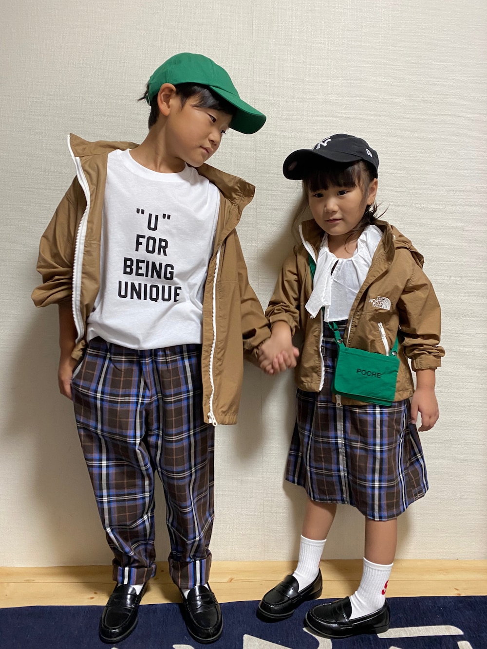 ホワイト系のTシャツ/カットソー、ブラウン系のパンツ、ブラウン系のスカートを着用したキッズの夏コーディネートの1枚目の写真