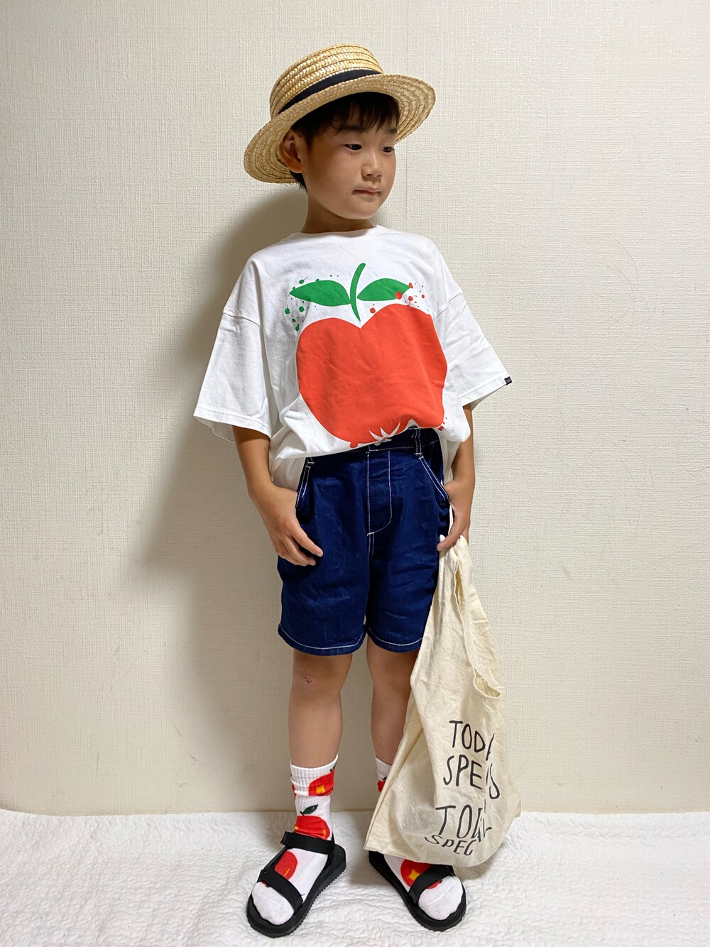 「デニムっていいよね、ハーフパンツ、シンプルコーデ、カジュアルコーデ、夏コーデ、スポーツサンダル、白Tシャツ、デニムパンツ、リンクコーデ、カンカン帽、デニム、トートバッグ、サンダルに靴下、休日スタイル」｜「西松屋のアイテム（ハット、ベージュ系）」を使った、moon☺︎さん（キッズ・125cm）の夏コーディネートの1枚目の写真