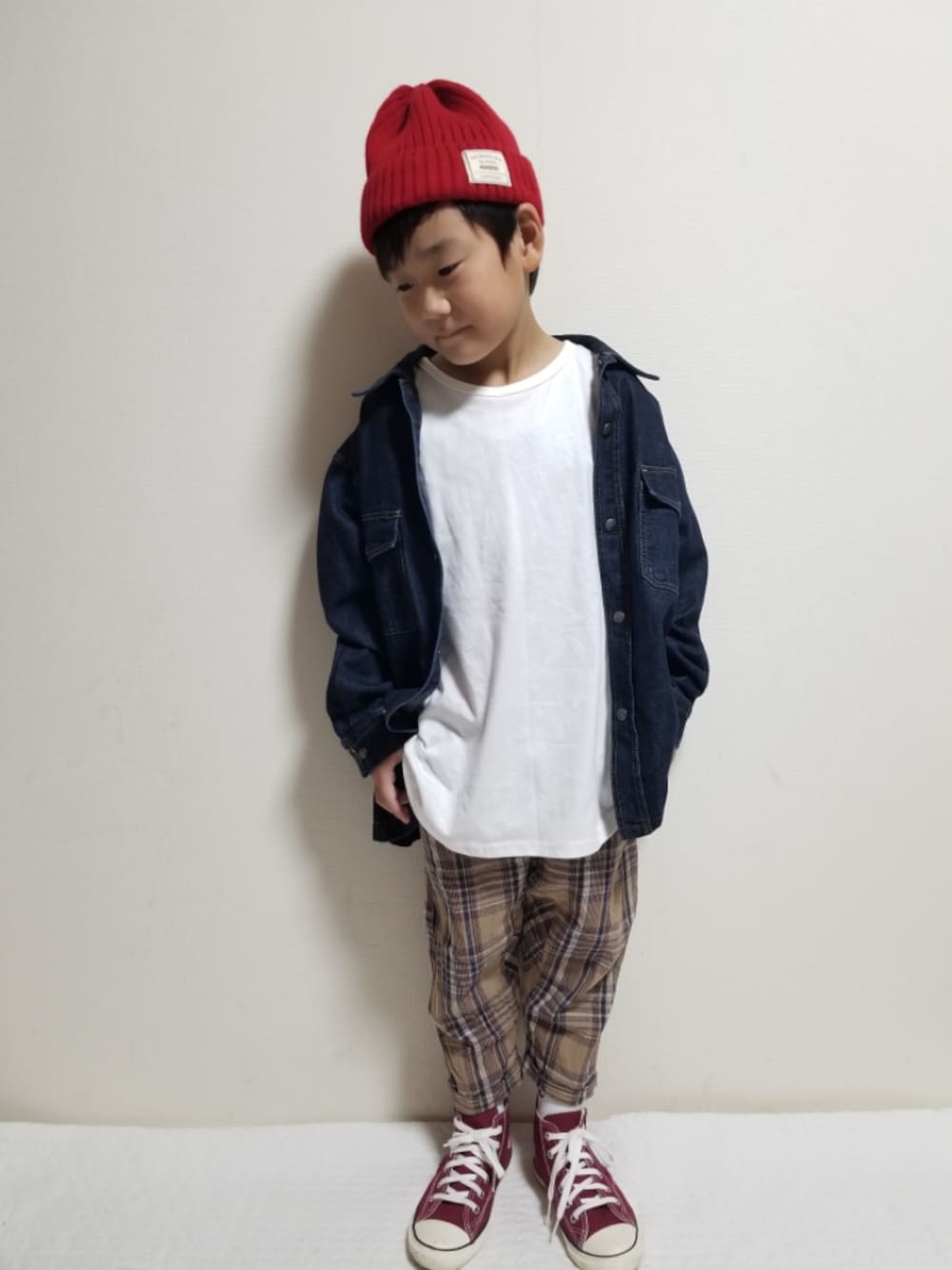 「秋コーデ、カジュアルコーデ、ニット帽、デニムジャケット、UNIQLO、ビッグシルエット、白Tシャツ、markey's、プチプラ、チェック、チェックパンツ、ハイカットスニーカー、スニーカー、スニーカーコーデ、チェッカーずまつり2021秋告知」｜「西松屋のアイテム（ニットキャップ/ビーニー、レッド系）」を使った、moon☺︎さん（キッズ・120cm）の秋コーディネートの1枚目の写真