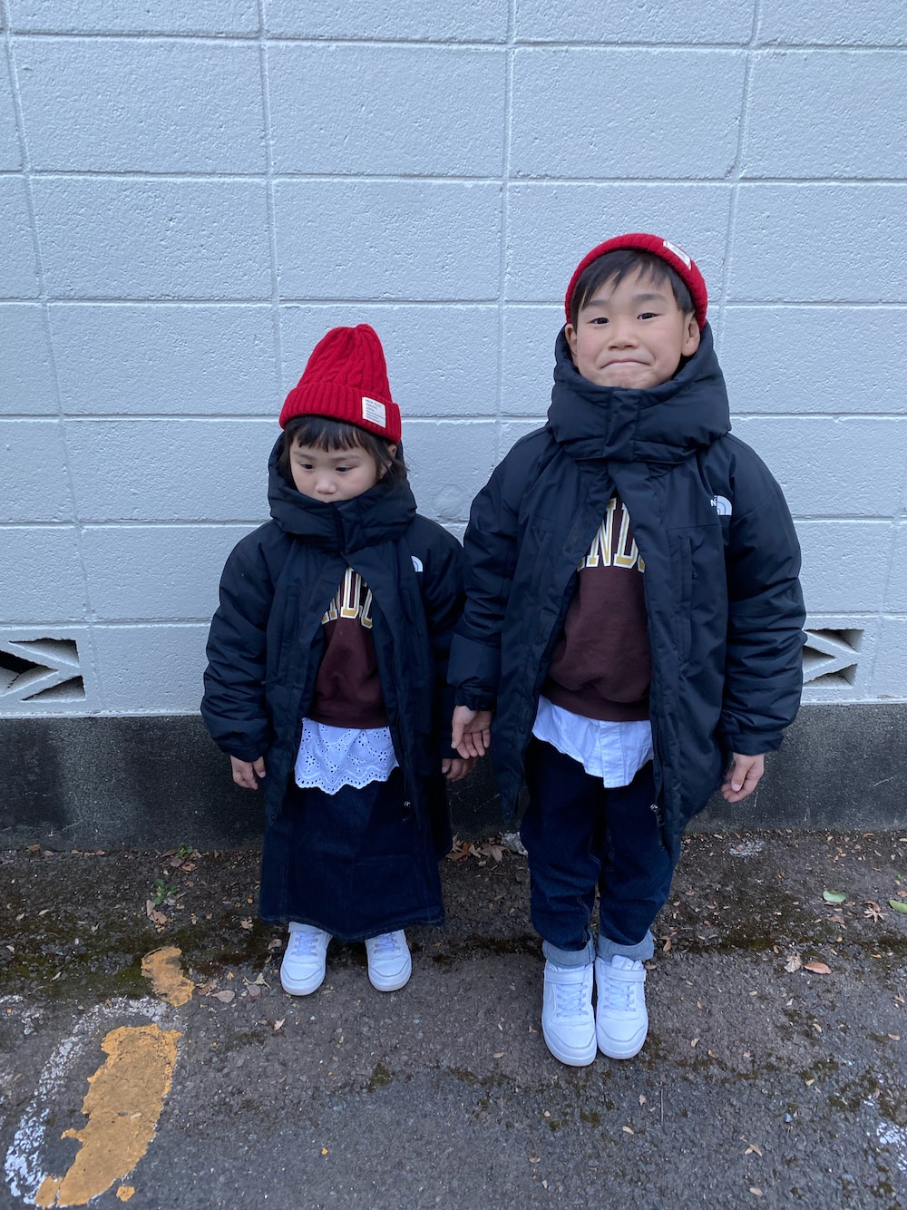 ブラウン系のスウェット、ブラウン系のスウェット、ブラック系のダウンジャケット/コートを着用したキッズの冬コーディネートの1枚目の写真