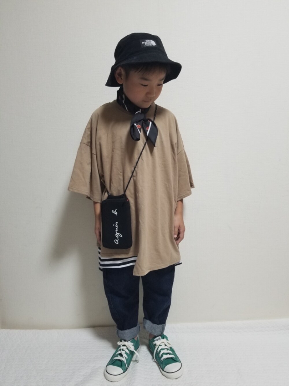 ブラック系のショルダーバッグ、ベージュ系のその他トップス、ブルー系のデニムパンツを着用したキッズの夏コーディネートの1枚目の写真