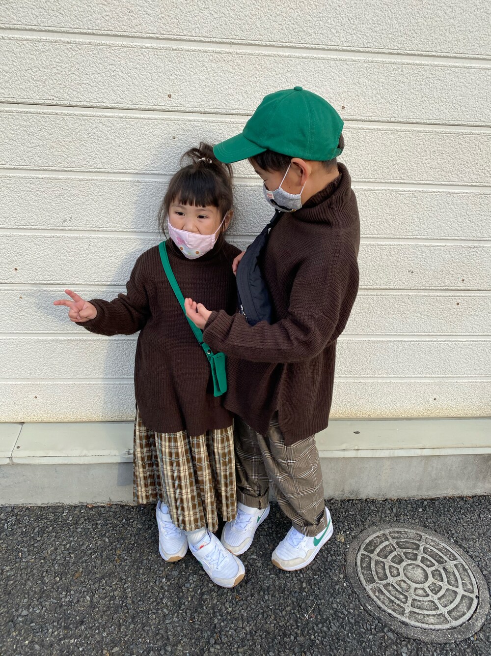 「チョコ色に染まれ、チェックパンツ、タートルネック、ブラウン、スカート、カジュアルコーデ、グリーン、NIKE、ブチプラ、リンクコーデ、スニーカーコーデ、休日スタイル、チェック柄に恋してる、チェック、GU」｜「SHISKYのSHISKY / シスキー 7G畦編み オーバーサイズ ハイネックチュニック/ボトルネックワンピ　キッズ（ニット/セーター、ブラウン系）」を使った、moon☺︎さん（キッズ・123cm）の冬コーディネートの1枚目の写真