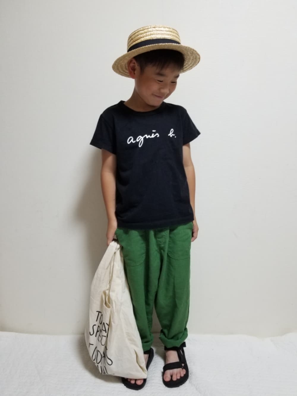 ブラック系のTシャツ/カットソー、グリーン系のその他パンツ、ホワイト系のエコバッグ/サブバッグを着用したキッズの夏コーディネートの1枚目の写真