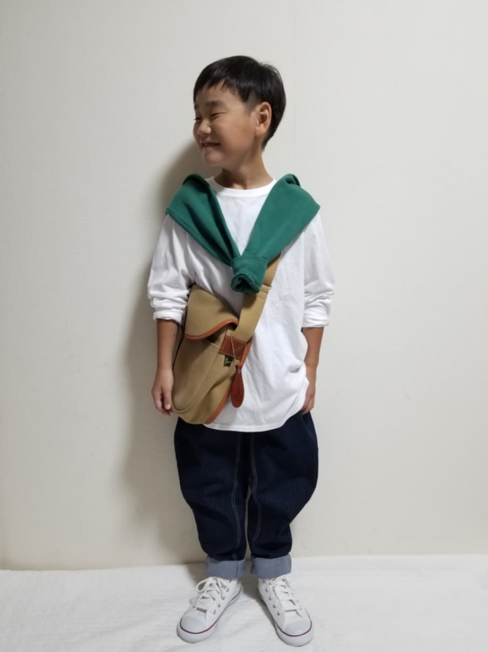 「ロンT、UNIQLO、秋コーデ、カジュアルコーデ、シンプルコーデ、プチプラ、ビッグシルエット、グリーン、スウェット、肩掛け、デニムパンツ、Branshes、スニーカー、ハイカットスニーカー、白スニーカー」｜「UNIQLOのアイテム（Tシャツ/カットソー、ホワイト系）」を使った、moon☺︎さん（キッズ・123cm）の秋コーディネートの1枚目の写真
