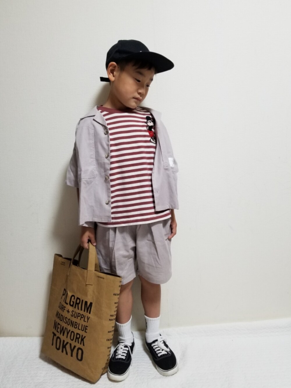 グレー系のその他トップス、レッド系のTシャツ/カットソー、ブラック系のスニーカーを着用したキッズの夏コーディネートの1枚目の写真
