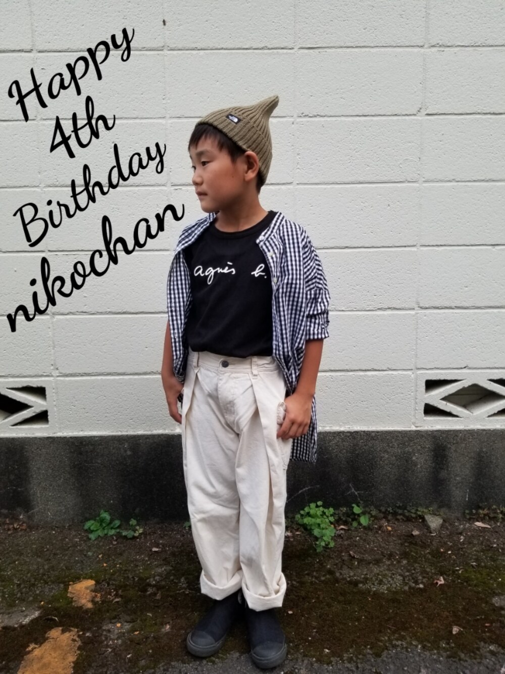 ブラック系のTシャツ/カットソー、ブラック系のスニーカー、ブラック系のシャツ/ブラウスを着用したキッズの夏コーディネートの1枚目の写真