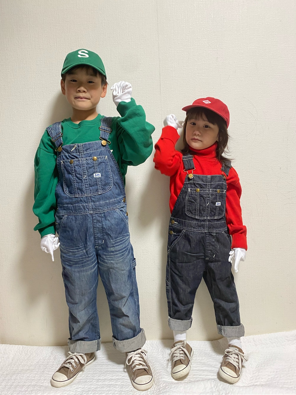 グリーン系のスウェット、ブルー系のサロペット/オーバーオール、ブルー系のサロペット/オーバーオールを着用したキッズの秋コーディネートの1枚目の写真