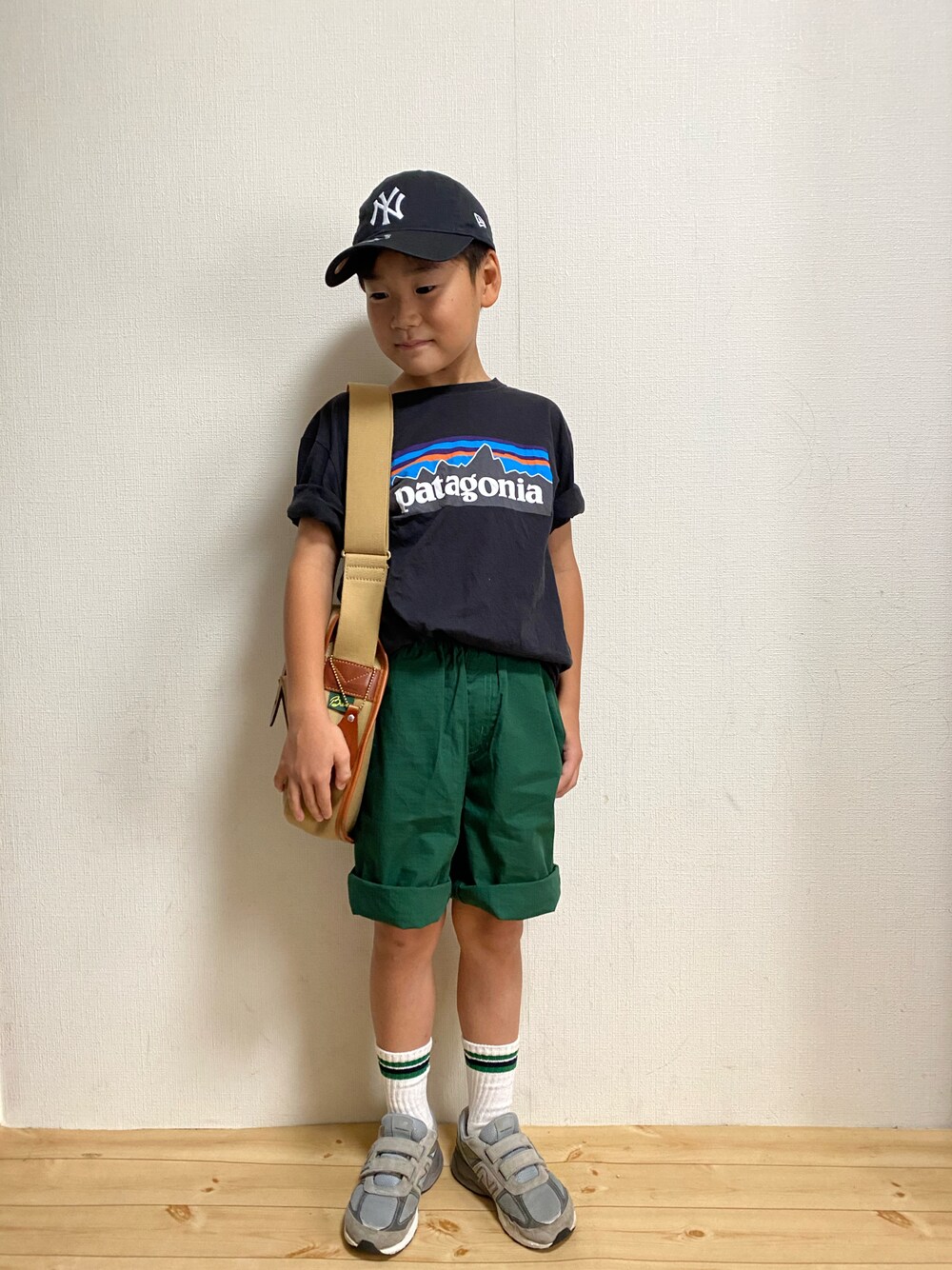 ブラック系のTシャツ/カットソー、グリーン系のその他パンツ、グレー系のスニーカーを着用したキッズの夏コーディネートの1枚目の写真