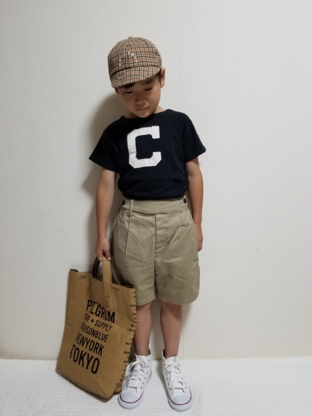 ブラック系のTシャツ/カットソー、ベージュ系のその他パンツ、ホワイト系のスニーカーを着用したキッズの夏コーディネートの1枚目の写真