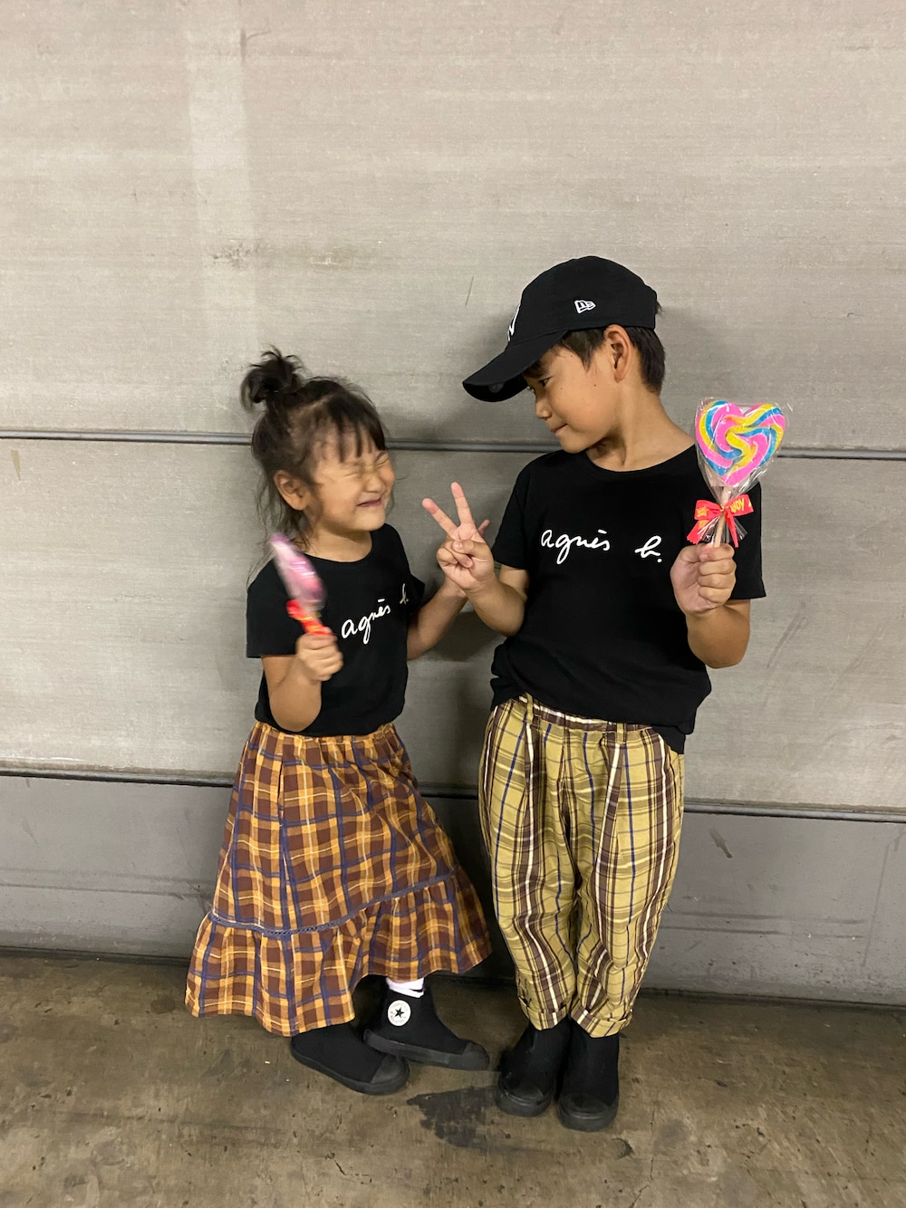 ブラック系のTシャツ/カットソー、ブラック系のTシャツ/カットソー、オレンジ系のスカートを着用したキッズの夏コーディネートの1枚目の写真