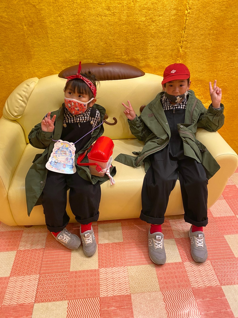 グリーン系のモッズコート、グリーン系のモッズコート、ブラック系のサロペット/オーバーオールを着用したキッズの春コーディネートの1枚目の写真