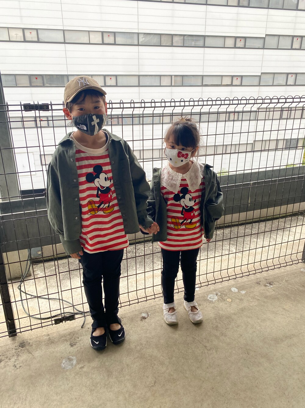 レッド系のTシャツ/カットソー、ブラック系のチノパンツ、ブラック系のチノパンツを着用したキッズの春コーディネートの1枚目の写真