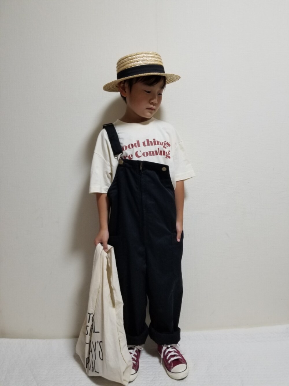 ホワイト系のTシャツ/カットソー、ブラック系のサロペット/オーバーオール、レッド系のスニーカーを着用したキッズの夏コーディネートの1枚目の写真