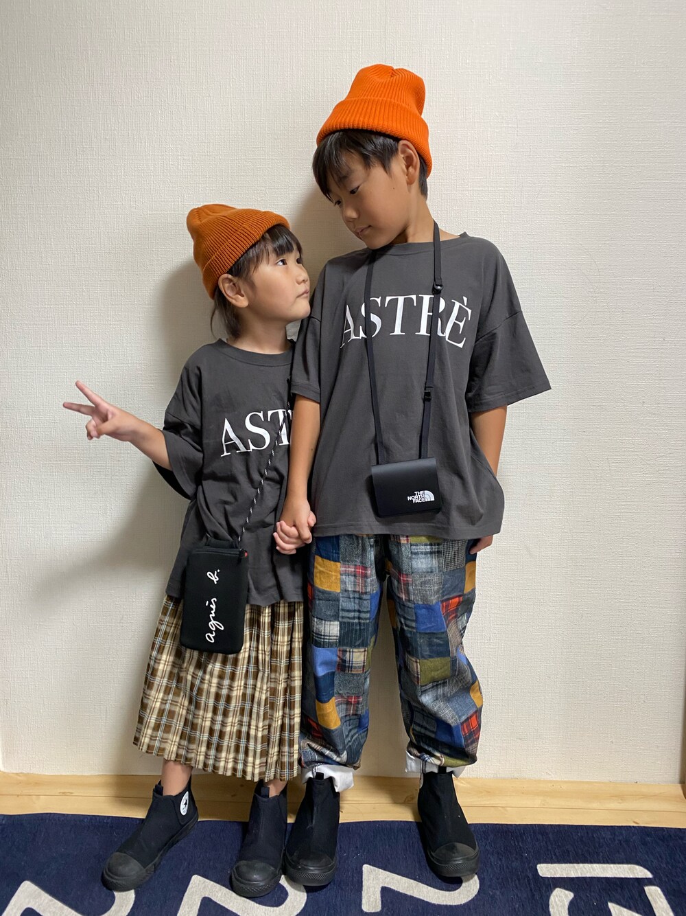 「秋服準備はじめました、チェック、スカート、ロゴT、ビッグシルエット、プチプラ、オレンジ、ニット帽、コンバース、ポシェット、カジュアルコーデ、リンクコーデ、チェック柄に恋してる」｜「GUのアイテム（ニットキャップ/ビーニー、オレンジ系）」を使った、moon☺︎さん（キッズ・125cm）の夏コーディネートの1枚目の写真