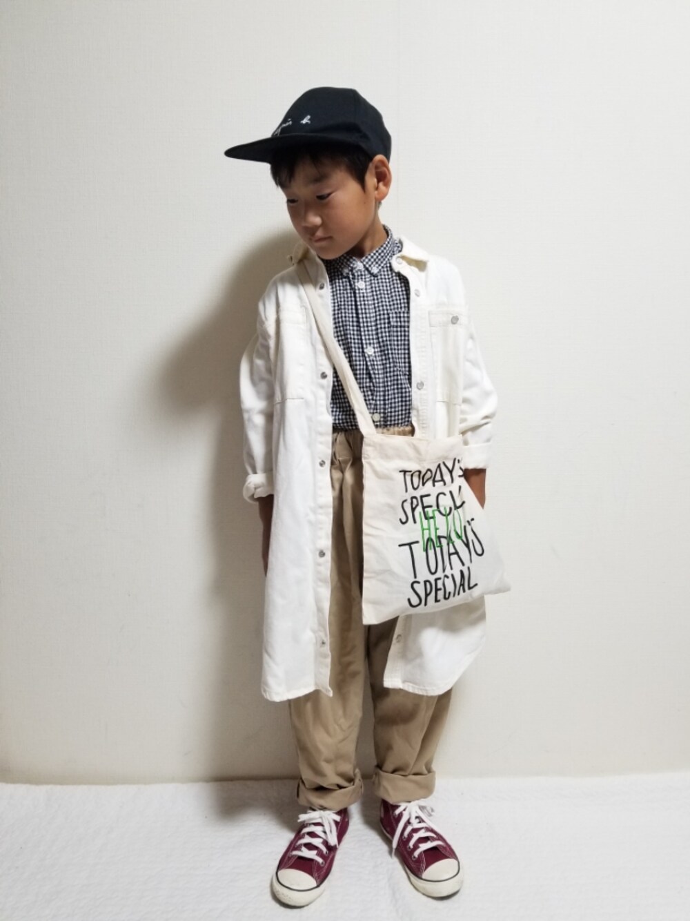 「秋トレンド2021、秋服準備はじめました、カジュアルコーデ、キャップ、シャツスタイル、ギンガムチェック、タックイン、チノパン、プチプラ、devirock、ショルダーバッグ、ハイカットスニーカー、レイヤードスタイル、休日スタイル、markey's」｜「agnes b.のGL11 E CASQUETTE　ロゴキャップ（キャップ、ブラック系）」を使った、moon☺︎さん（キッズ・120cm）の秋コーディネートの1枚目の写真