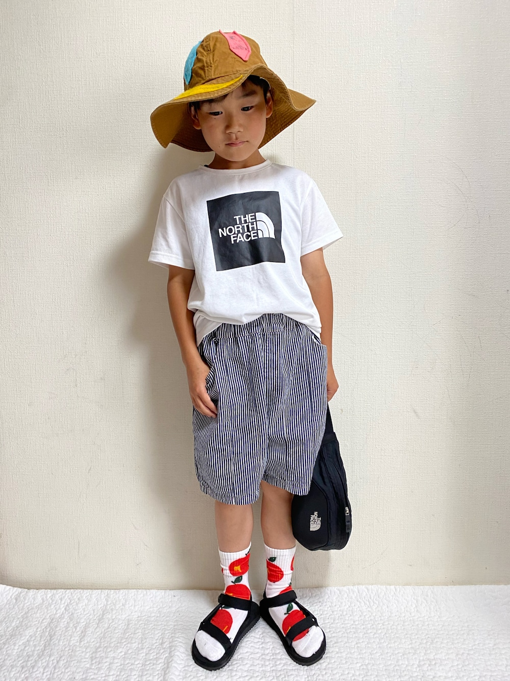 ブラック系のTシャツ/カットソー、その他のデニムパンツ、ブラック系のサンダルを着用したキッズの夏コーディネートの1枚目の写真