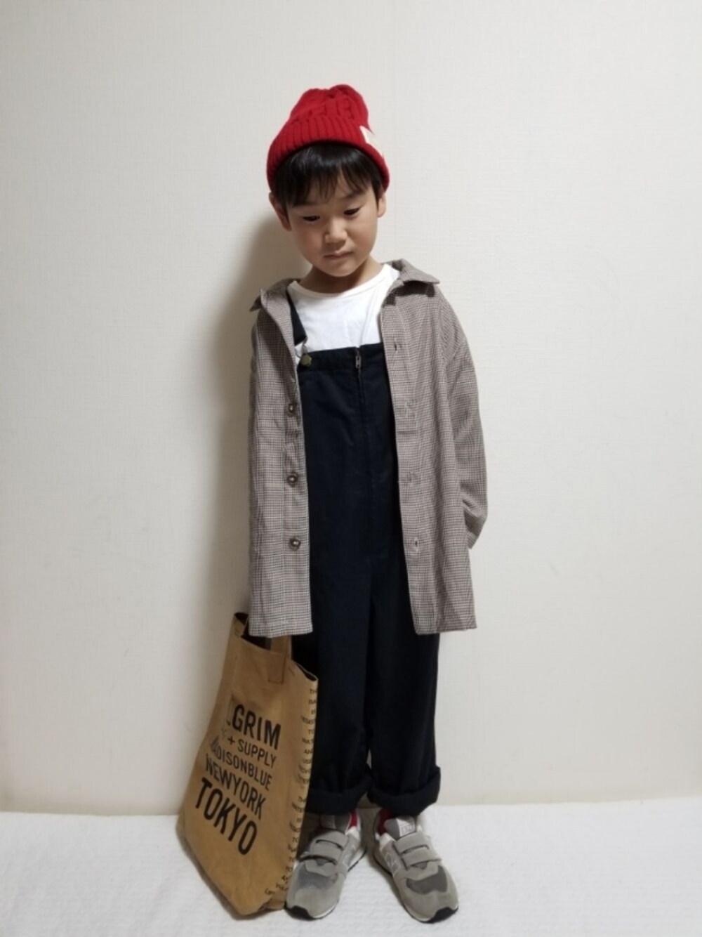 「プチプラ、秋服準備はじめました、秋コーデ、ニット帽、チェック、サロペット、白Tシャツ、markey's、トートバッグ、スニーカー、New Balance、カジュアルコーデ、きれいめカジュアル、休日スタイル、チェッカーずまつり2021秋告知」｜「西松屋のアイテム（ニットキャップ/ビーニー、レッド系）」を使った、moon☺︎さん（キッズ・120cm）の秋コーディネートの1枚目の写真