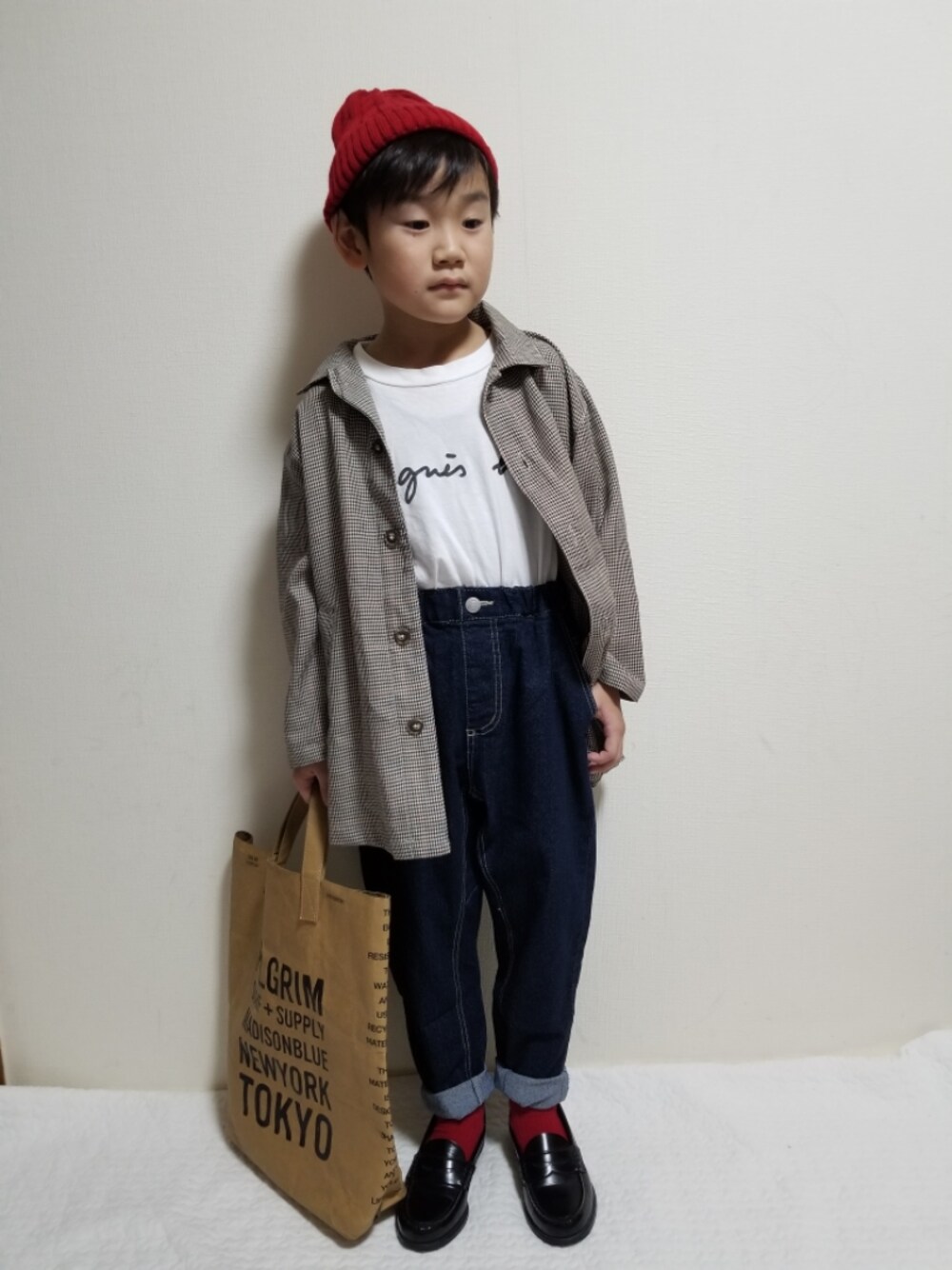 「秋トレンド2021、秋コーデ、秋服準備はじめました、ニット帽、チェック、ガンクラブチェック、ジャケット、ロゴT、デニムパンツ、赤い靴下、ローファー、トートバッグ、きれいめカジュアル、カジュアルコーデ、Branshes」｜「西松屋のアイテム（ニットキャップ/ビーニー、レッド系）」を使った、moon☺︎さん（キッズ・120cm）の秋コーディネートの1枚目の写真