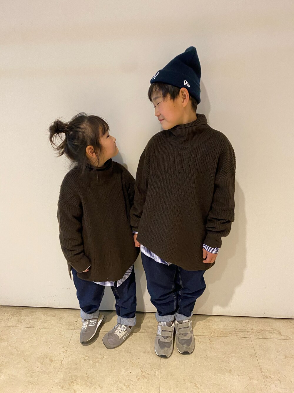ブラウン系のニット/セーター、ブラウン系のニット/セーター、ブルー系のデニムパンツを着用したキッズの冬コーディネートの1枚目の写真