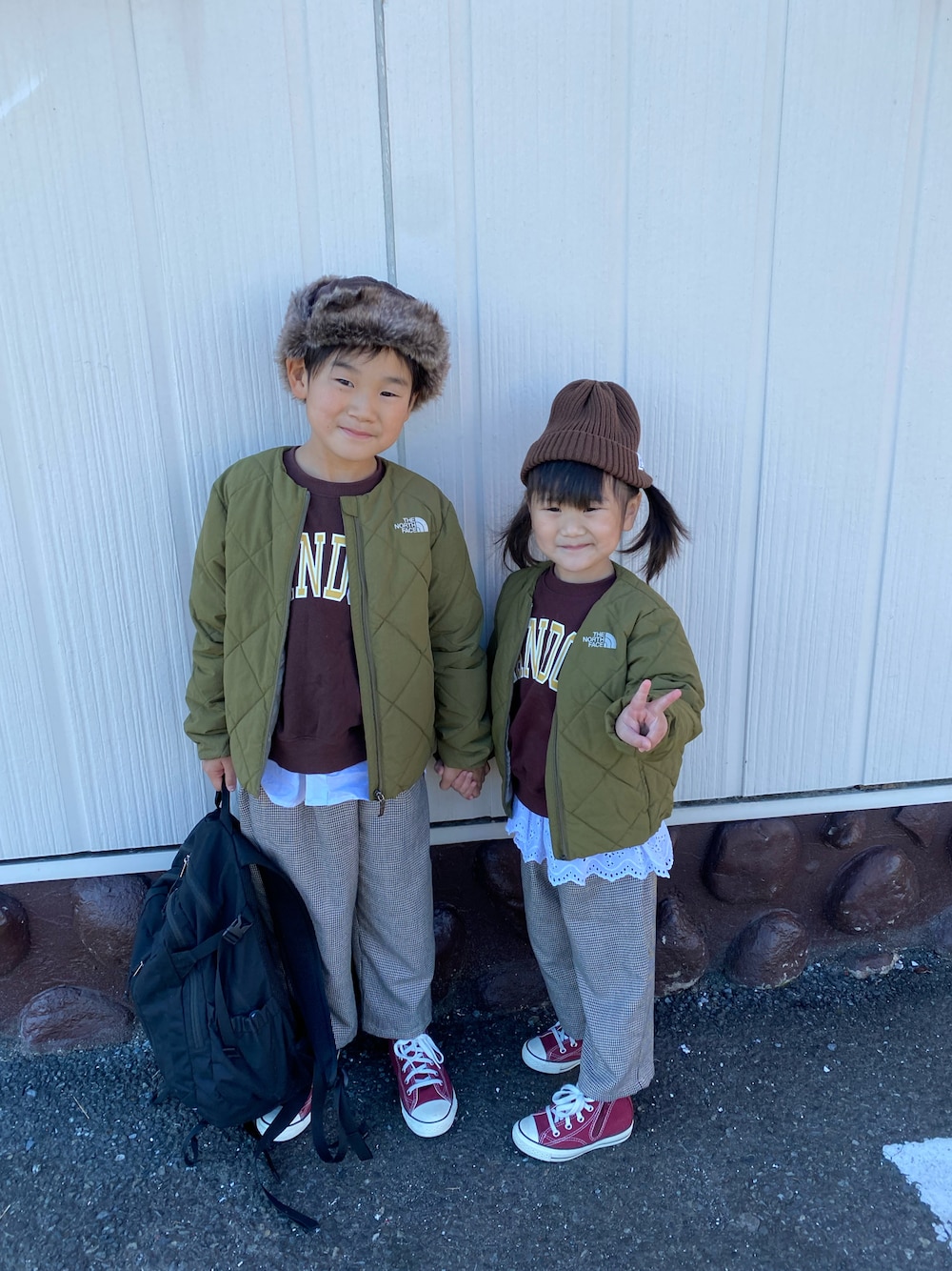 グリーン系のその他アウター、グリーン系のその他アウター、ブラウン系のスウェットを着用したキッズの秋コーディネートの1枚目の写真