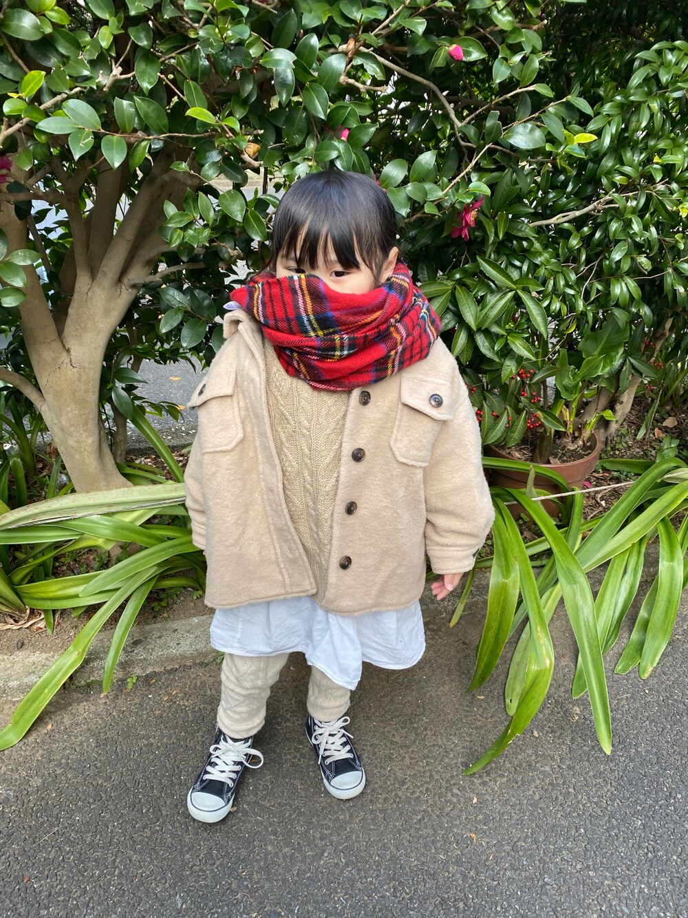 「クリスマスに着たい服、冬コーデ、チェック柄に恋してる、あったかコーデ、ホワイトコーデ、レギンス、レイヤードスタイル、ビッグシルエット、ケーブルニット、コンバース、マフラーぐるぐる、ワントーンコーデ、紅白コーデ、休日スタイル、CPOジャケット」｜「GUのアイテム（ストール/ショール、レッド系）」を使った、moon☺︎さん（キッズ・100cm）の冬コーディネートの1枚目の写真