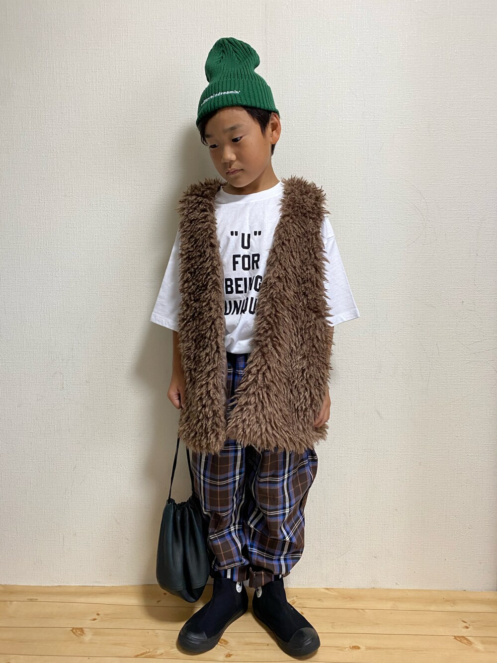 ホワイト系のTシャツ/カットソー、ブラウン系のパンツ、ブラック系のハンドバッグを着用したキッズの秋コーディネートの1枚目の写真