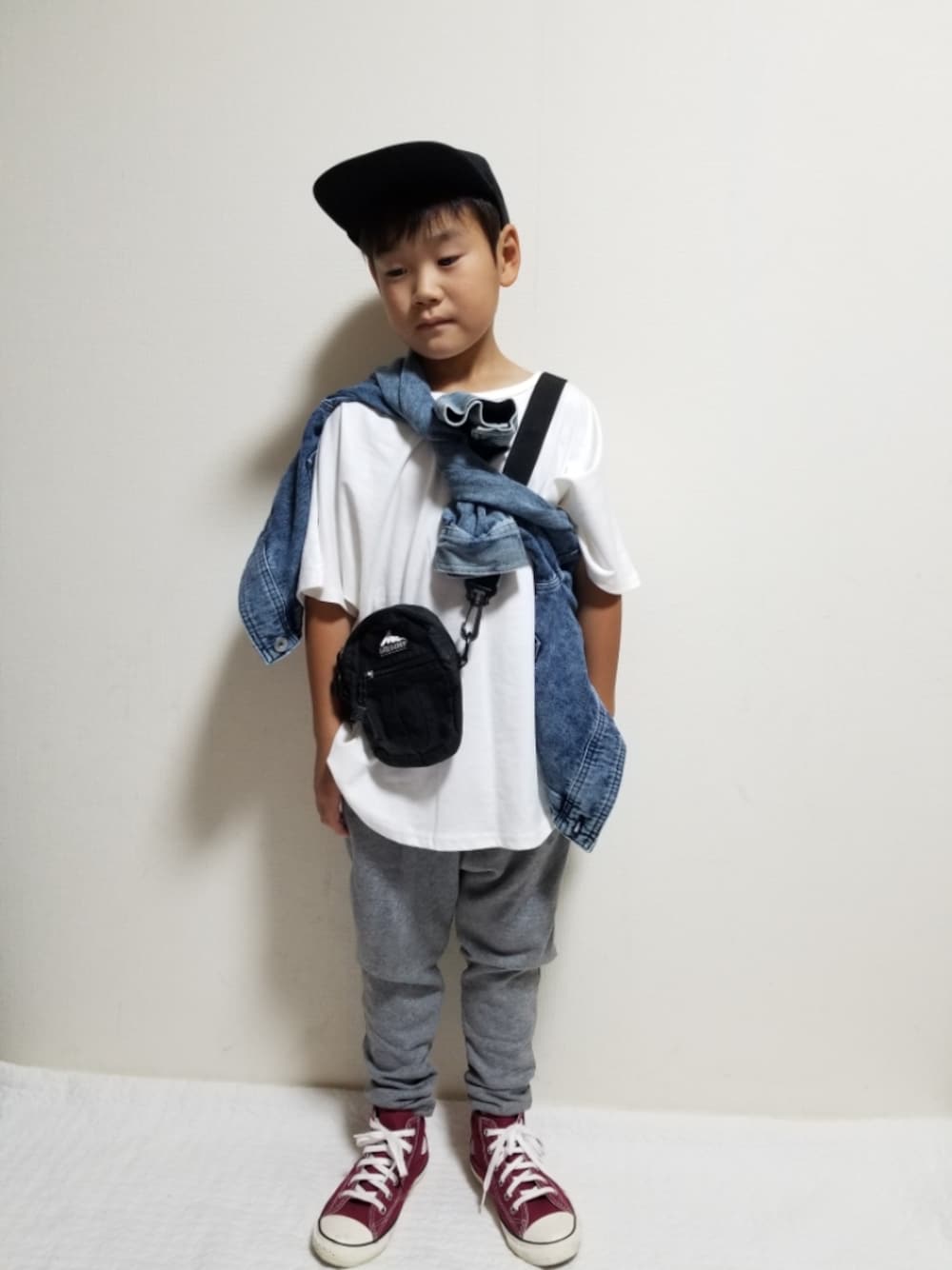 「ビッグシルエット、デニムジャケット、たすき掛け、スウェットパンツ、キャップ、白Tシャツ、スウェット、ハイカットスニーカー、プチプラ、カジュアルコーデ、秋トレンド2021、休日スタイル」｜「agnes b.のGL11 E CASQUETTE　ロゴキャップ（キャップ、ブラック系）」を使った、moon☺︎さん（キッズ・120cm）の夏コーディネートの1枚目の写真