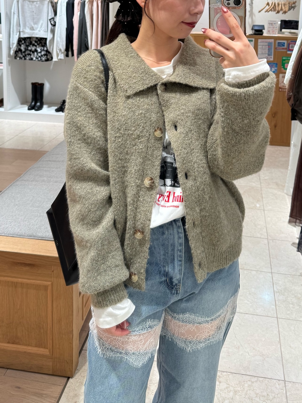 ベージュ系のカーディガン/ボレロ、ホワイト系のTシャツ/カットソー、ブラック系のショルダーバッグを着用したレディースの秋コーディネートの1枚目の写真