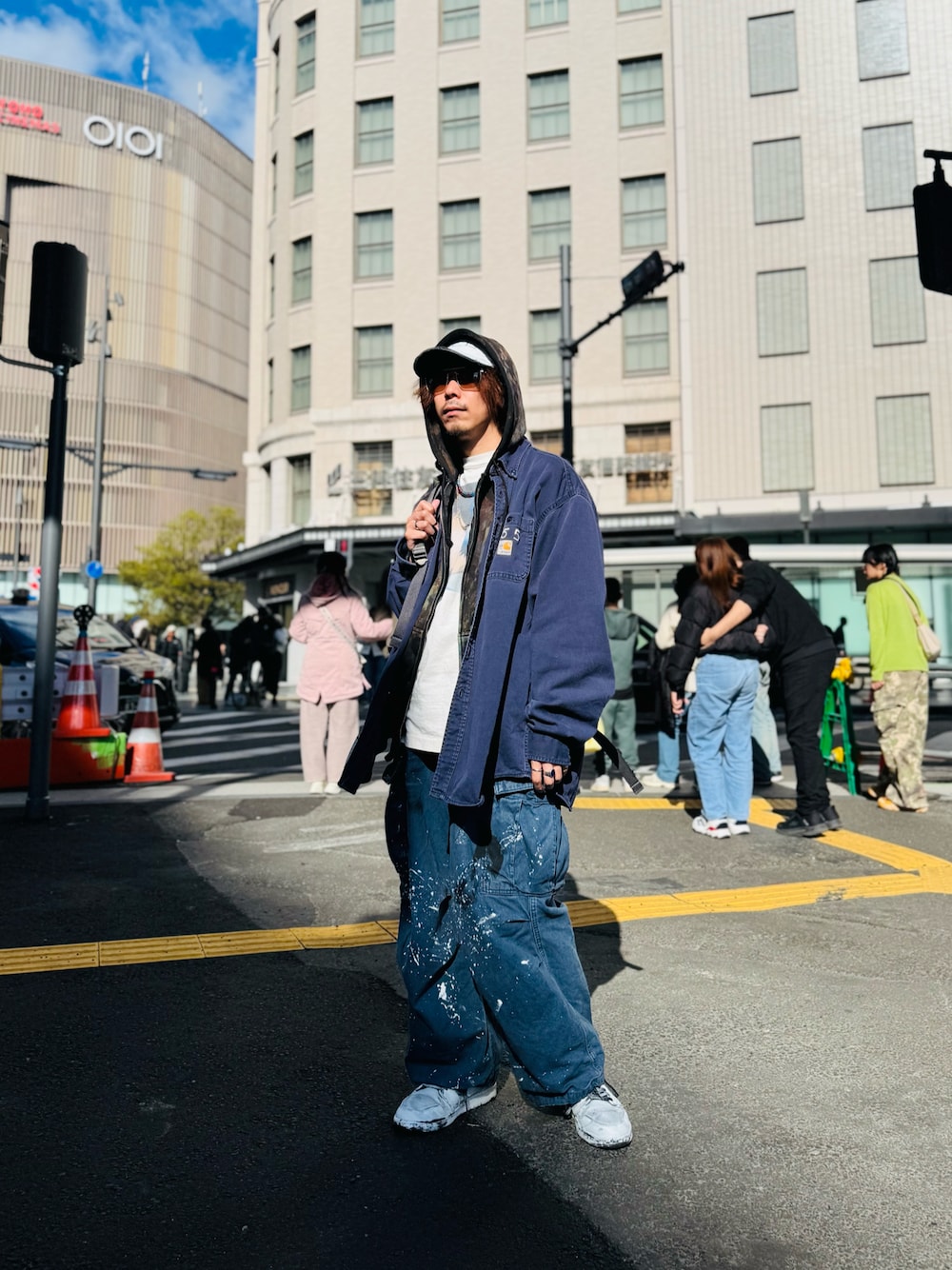 「最近のいい感じコーデ、carhartt、GU、リメイク」｜「GUのアイテム（カーゴパンツ、ブルー系）」を使った、ちゃんまつ:Reさん（メンズ・166cm）の春コーディネートの1枚目の写真