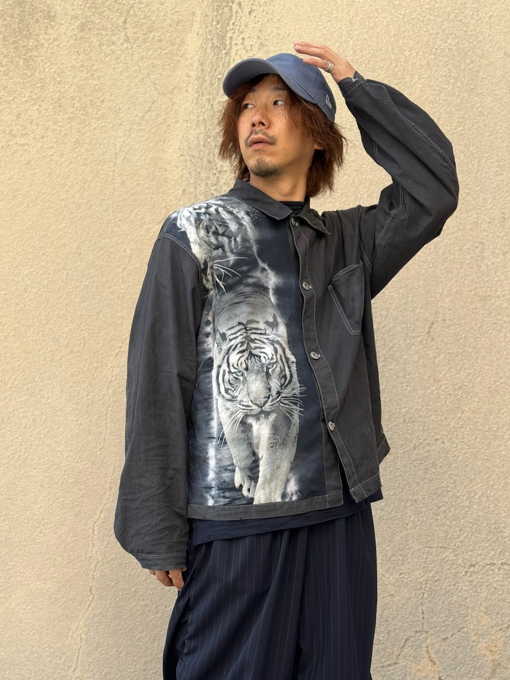 「リメイク、スラックス、オトナカジュアル、アニマル柄、ストライプ」｜「RHYTHR remakeのアイテム（シャツ/ブラウス、ブラック系）」を使った、ちゃんまつ:Reさん（メンズ・166cm）の春コーディネートの1枚目の写真
