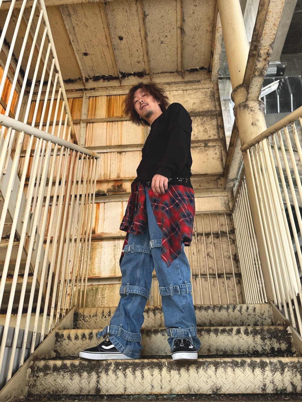 「パンク、ロック、y2k、チェックシャツ、ボンテージパンツ」｜「usedのアイテム（デニムパンツ、ブルー系）」を使った、ちゃんまつ:Reさん（メンズ・166cm）の春コーディネートの1枚目の写真