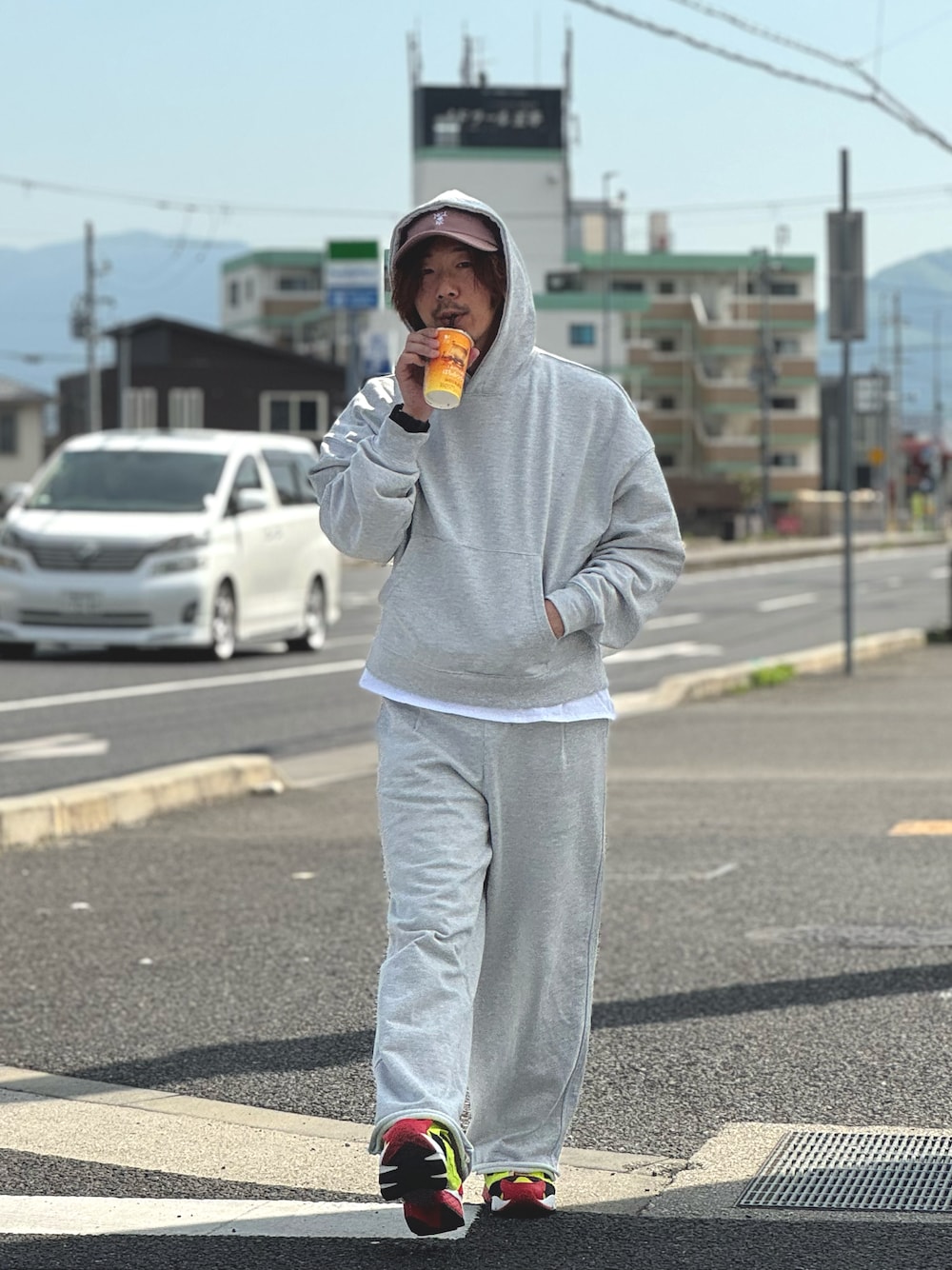 「セットアップ、スウェット、パーカー、ショート丈トップス、ワイドパンツ」｜「ZARAのアイテム（パーカー、グレー系）」を使った、ちゃんまつ:Reさん（メンズ・166cm）の春コーディネートの1枚目の写真