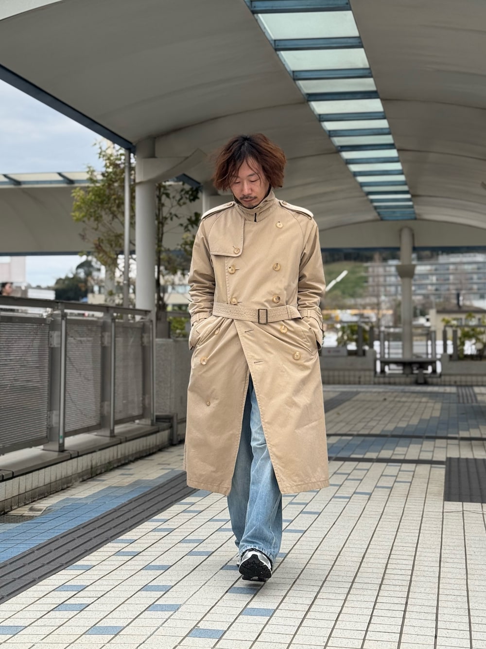「トレンチコート、古着MIX、春ファッション、春コート、New Balance」｜「SANYOCOATのアイテム（トレンチコート、ベージュ系）」を使った、ちゃんまつ:Reさん（メンズ・166cm）の春コーディネートの1枚目の写真