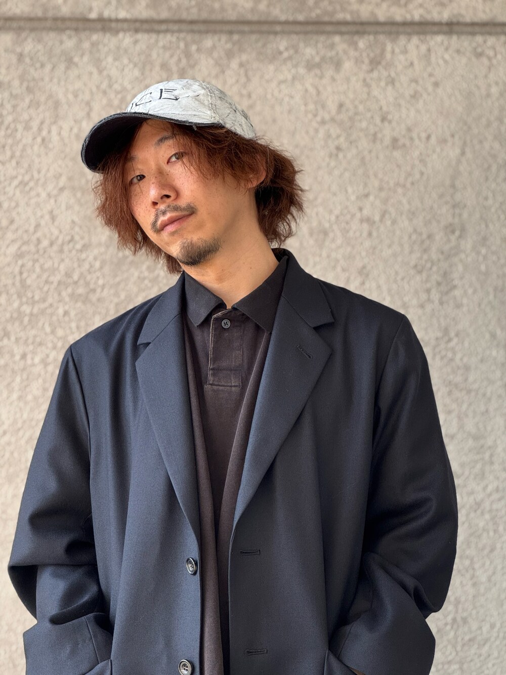 「ジャケットスタイル、スラックス、ワイドパンツ、ネイビー×グレー、ポロシャツ」｜「RHYTHRのアイテム（ポロシャツ、ブラック系）」を使った、ちゃんまつ:Reさん（メンズ・166cm）の春コーディネートの1枚目の写真