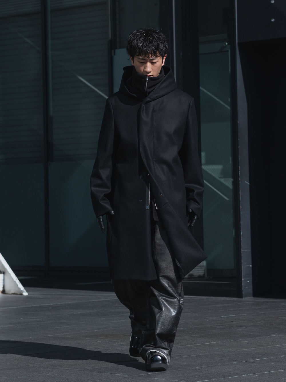 ブラック系のその他アウター、ブラック系のスウェットパンツ、ブラック系のネックウォーマー/スヌードを着用したメンズの秋コーディネートの1枚目の写真