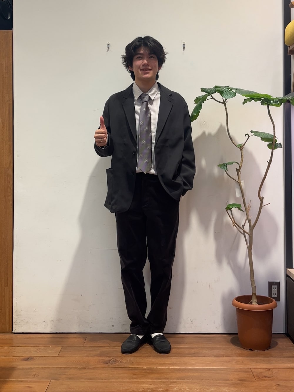 その他のシャツ/ブラウス、その他のネクタイ、グレー系のその他アウターを着用したメンズの秋コーディネートの1枚目の写真