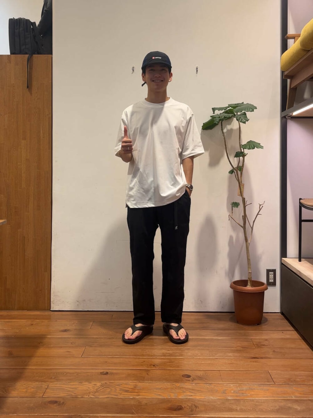 ブラック系のその他パンツ、ブラック系のサンダル、ホワイト系のTシャツ/カットソーを着用したメンズの夏コーディネートの1枚目の写真