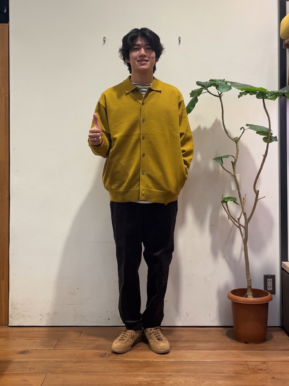 その他のTシャツ/カットソー、イエロー系のカーディガン/ボレロ、グレー系のその他パンツを着用したメンズの秋コーディネートの1枚目の写真