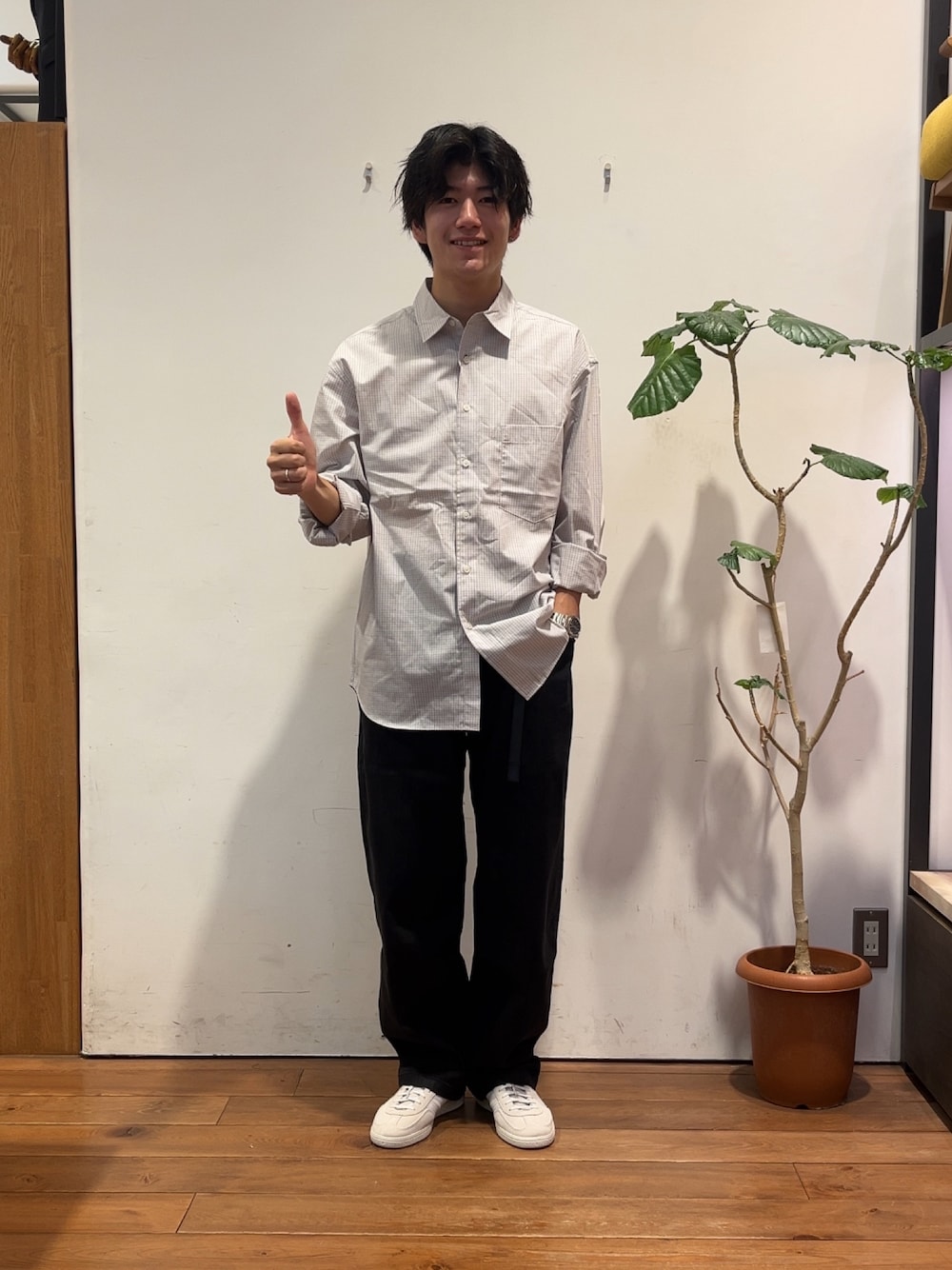 その他のシャツ/ブラウス、ブラック系のデニムパンツ、ホワイト系のスニーカーを着用したメンズの秋コーディネートの1枚目の写真