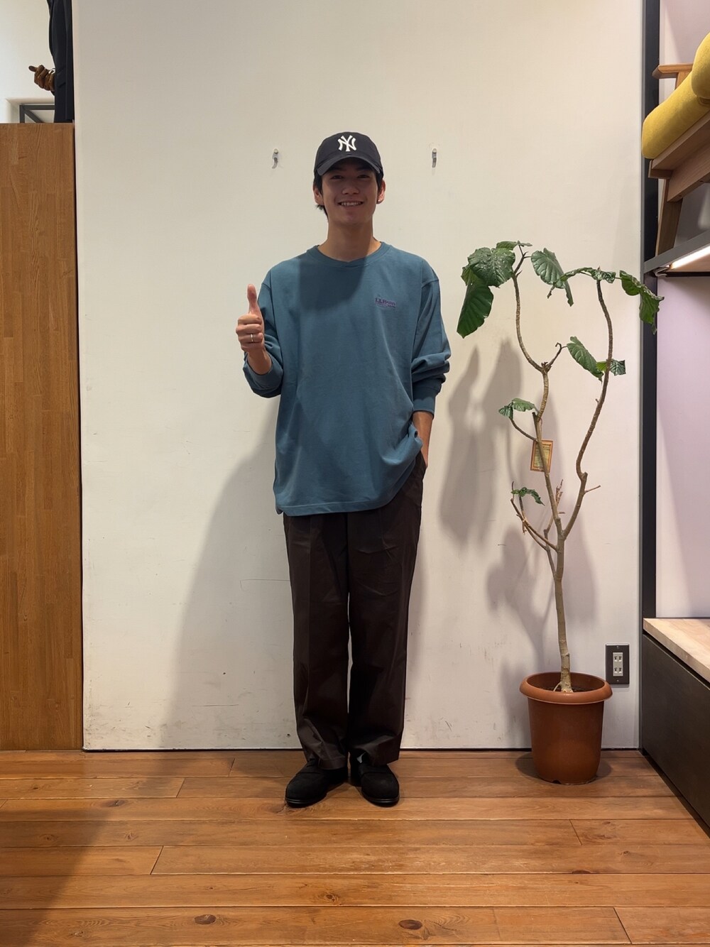 グレー系のその他パンツ、ブラック系のドレスシューズ、ブルー系のTシャツ/カットソーを着用したメンズの夏コーディネートの1枚目の写真