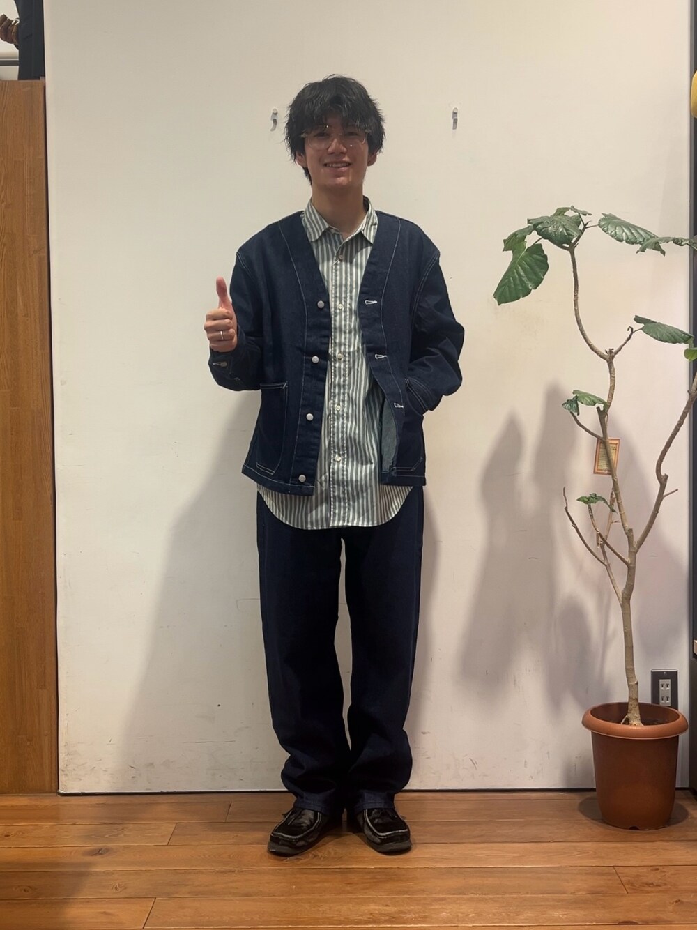 ブルー系のデニムジャケット、ブルー系のデニムパンツを着用したメンズの秋コーディネートの1枚目の写真
