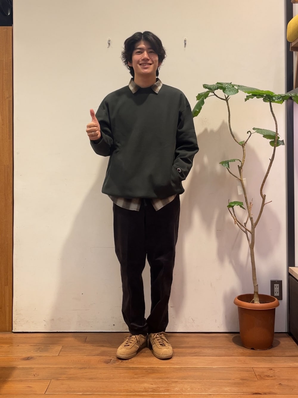 ブラウン系のシャツ/ブラウス、ブラック系のスウェット、グレー系のその他パンツを着用したメンズの秋コーディネートの1枚目の写真