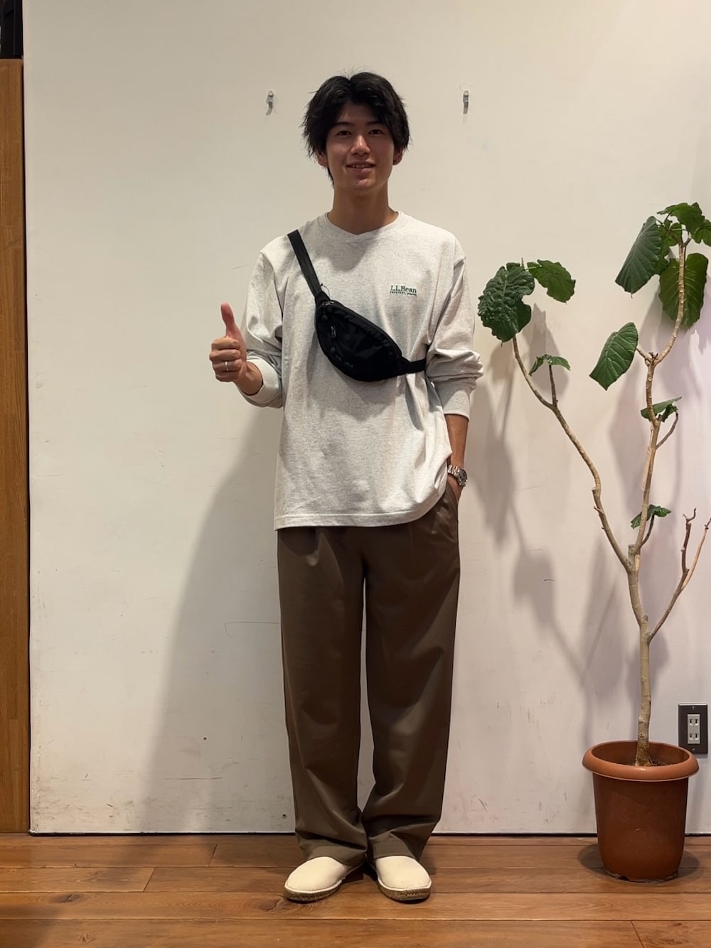 グレー系のTシャツ/カットソー、ブラック系のショルダーバッグ、ベージュ系のその他パンツを着用したメンズの秋コーディネートの1枚目の写真