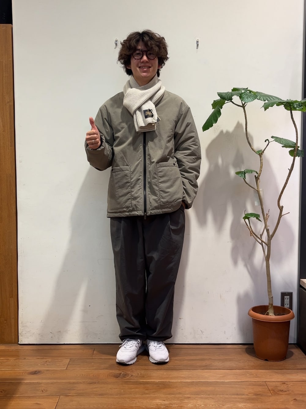 グレー系のその他パンツ、ベージュ系のダウンジャケット/コート、グレー系のスニーカーを着用したメンズの秋コーディネートの1枚目の写真