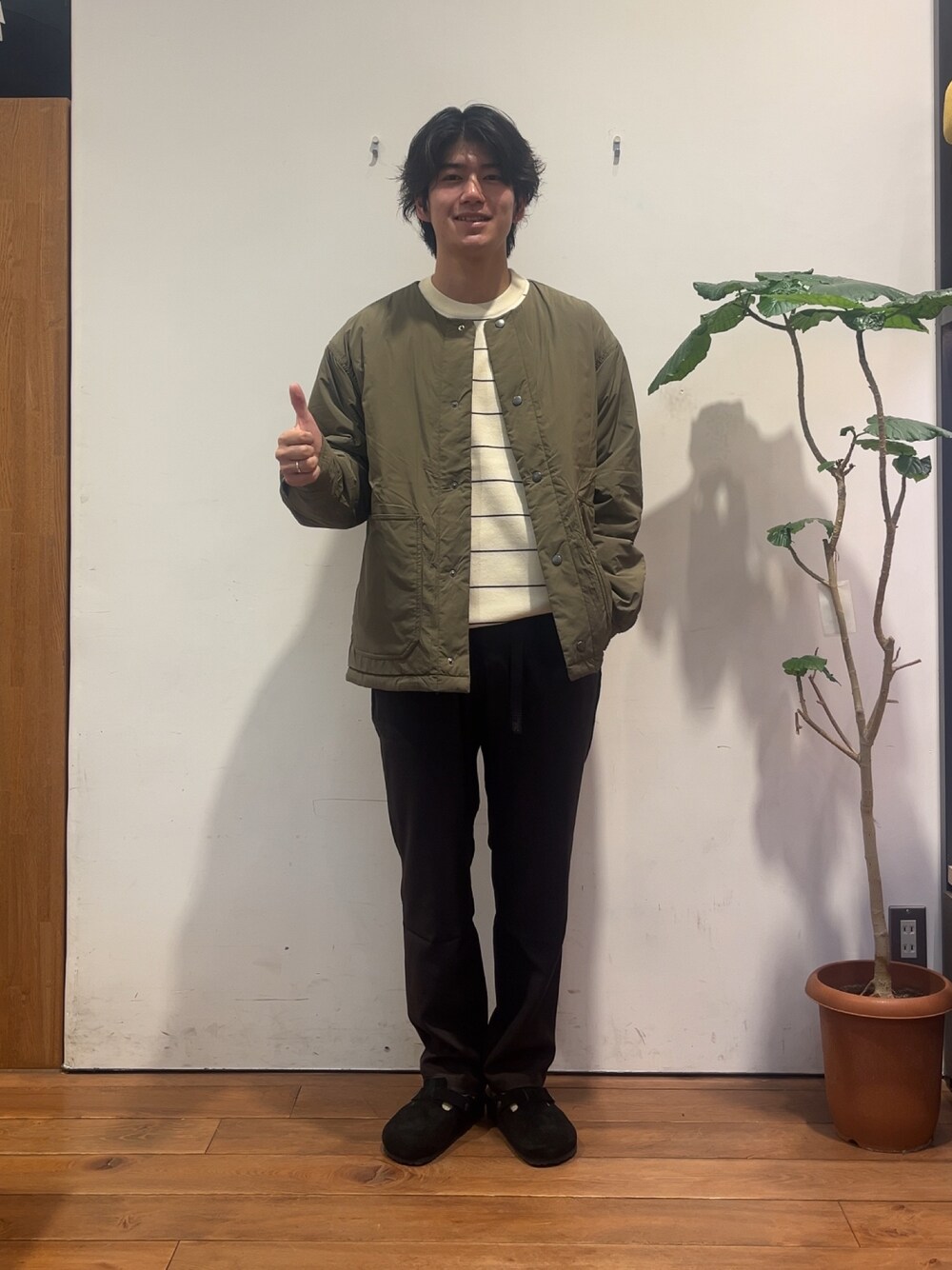 ホワイト系のニット/セーター、グリーン系のブルゾン、ブラウン系のその他パンツを着用したメンズの秋コーディネートの1枚目の写真