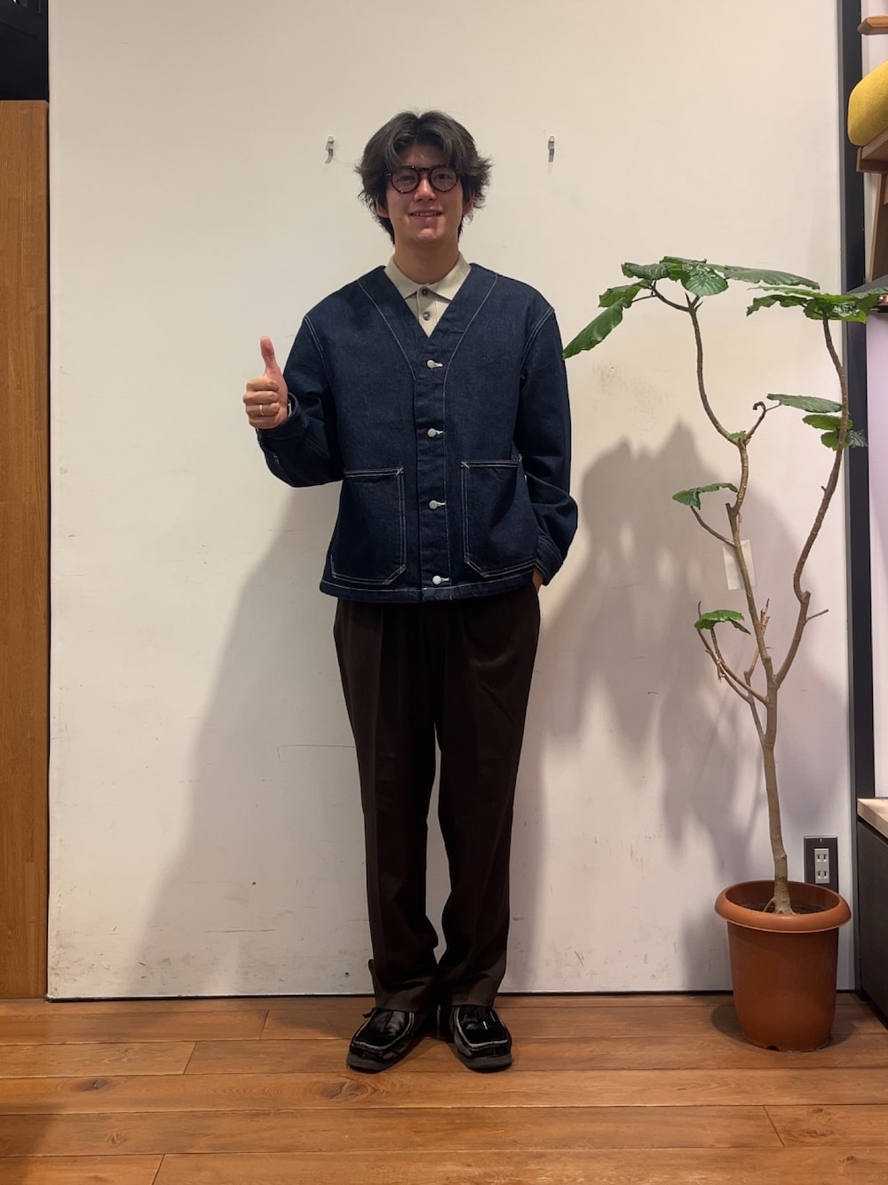 グレー系のポロシャツ、ブルー系のデニムジャケット、ブラウン系のその他パンツを着用したメンズの秋コーディネートの1枚目の写真