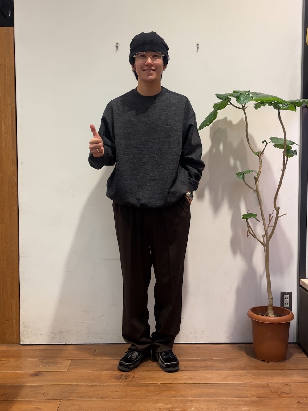 ブラック系のスウェット、ブラウン系のその他パンツ、ブラック系のニットキャップ/ビーニーを着用したメンズの秋コーディネートの1枚目の写真