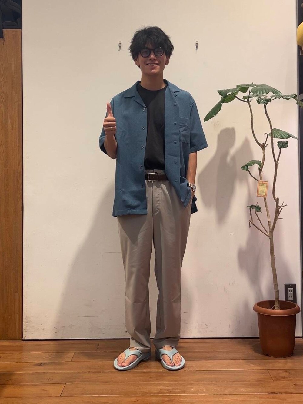 ブルー系のサンダル、グレー系のTシャツ/カットソー、ベージュ系のその他パンツを着用したメンズの夏コーディネートの1枚目の写真