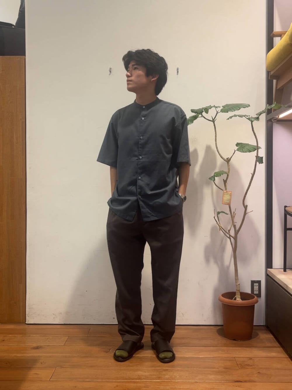 ブルー系のシャツ/ブラウス、ブラウン系のその他パンツ、ブラック系のサンダルを着用したメンズの夏コーディネートの1枚目の写真