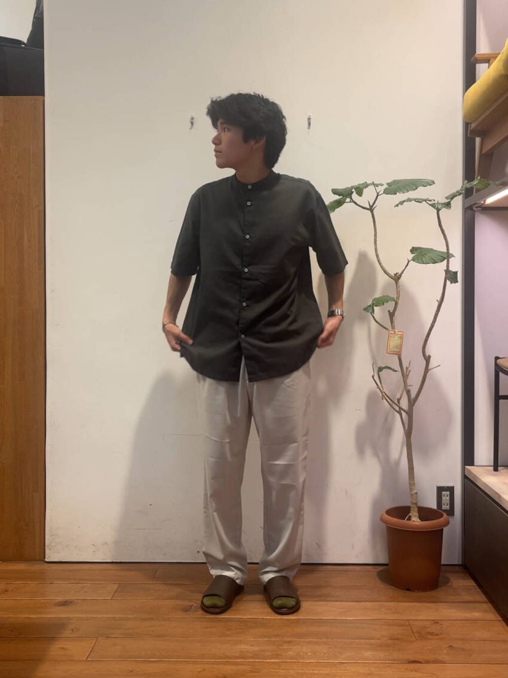 グリーン系のシャツ/ブラウス、ホワイト系のその他パンツ、ブラウン系のサンダルを着用したメンズの夏コーディネートの1枚目の写真